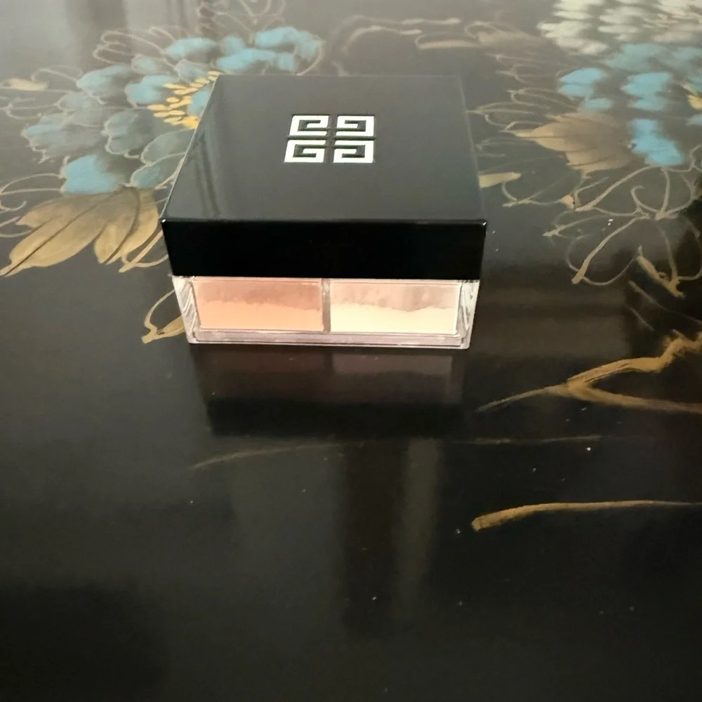 Givenchy Prisme Libre Loose Powder in Black Case
